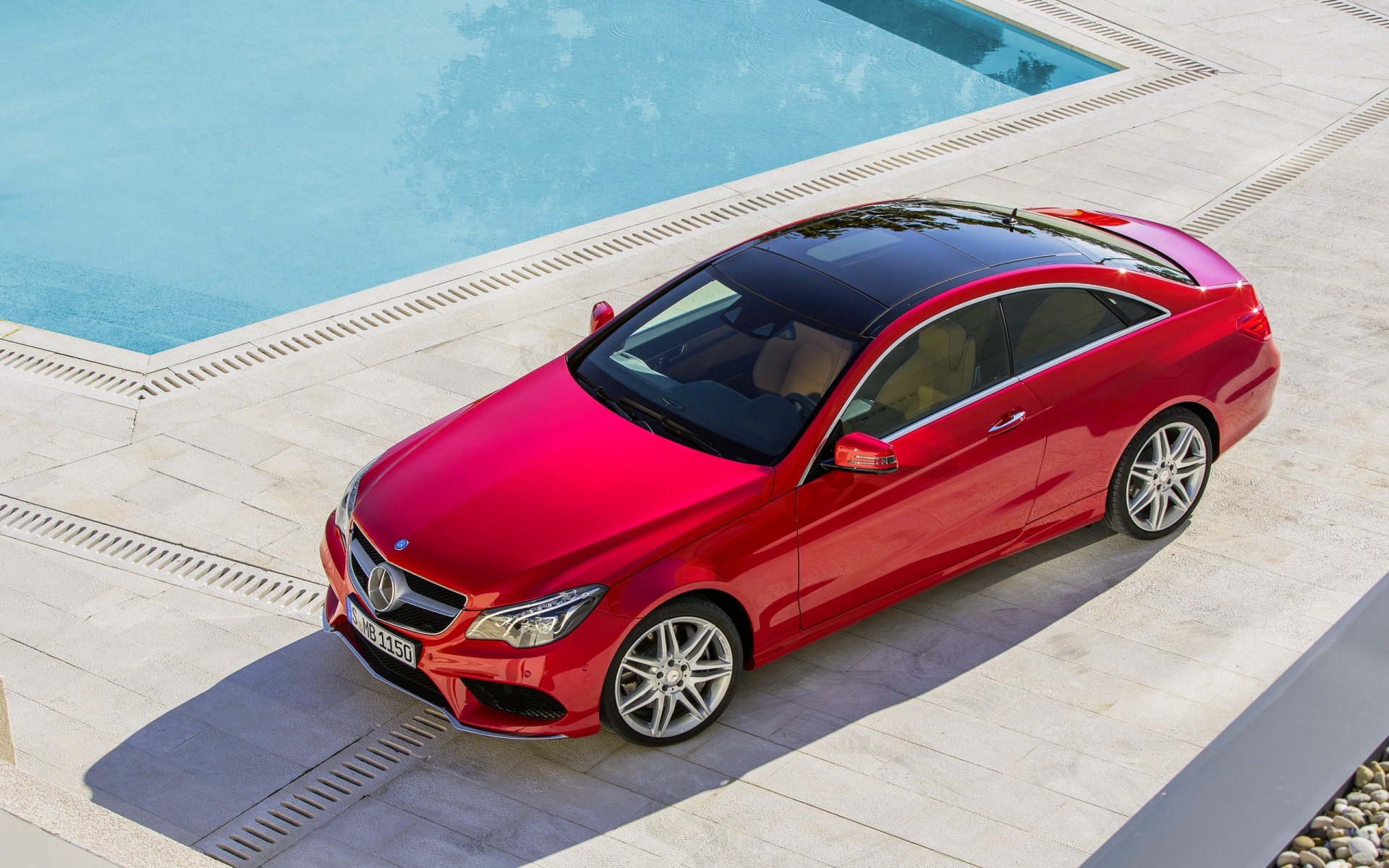 mercedes-benz classe e coupé rosso vista dall alto mercedes ombra cofano