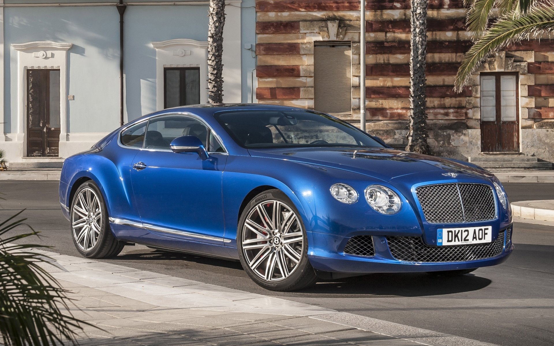 bentley continental gt velocidad bentley continental gt coupe azul frente calle palmeras fondo