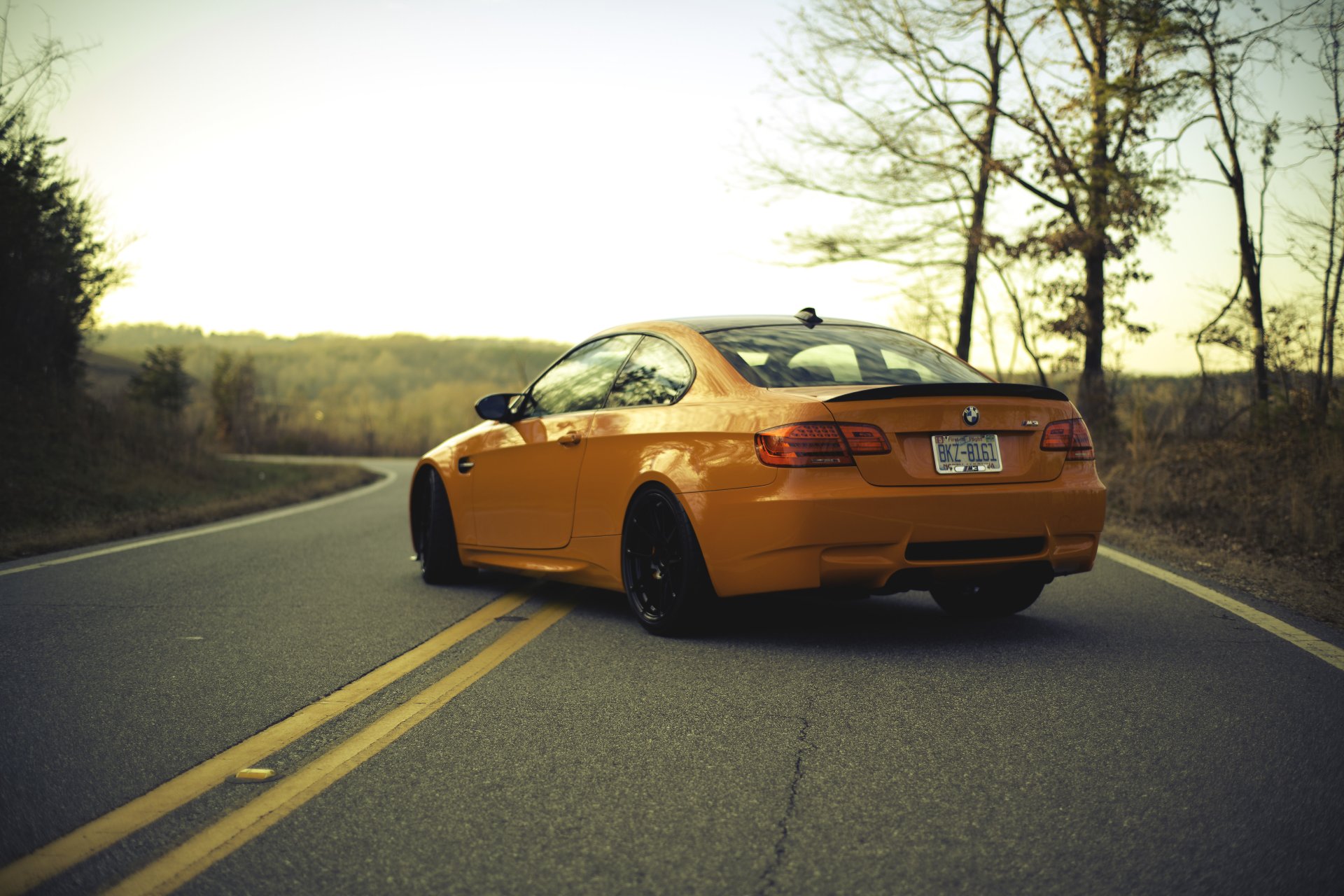 bmw m3 e92 orange bmw hinten straße markierung