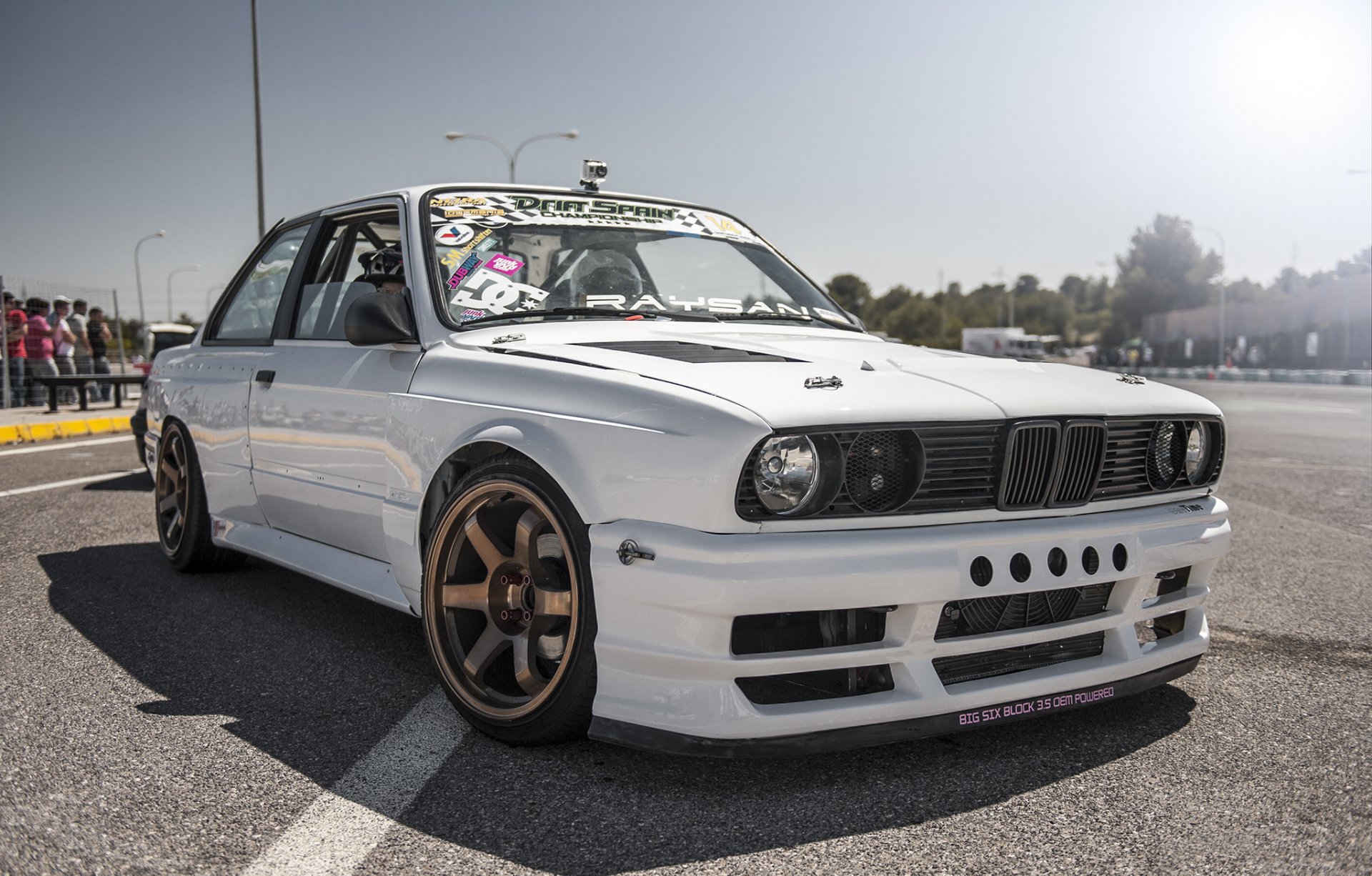 bmw e30 blanc voiture de dérive