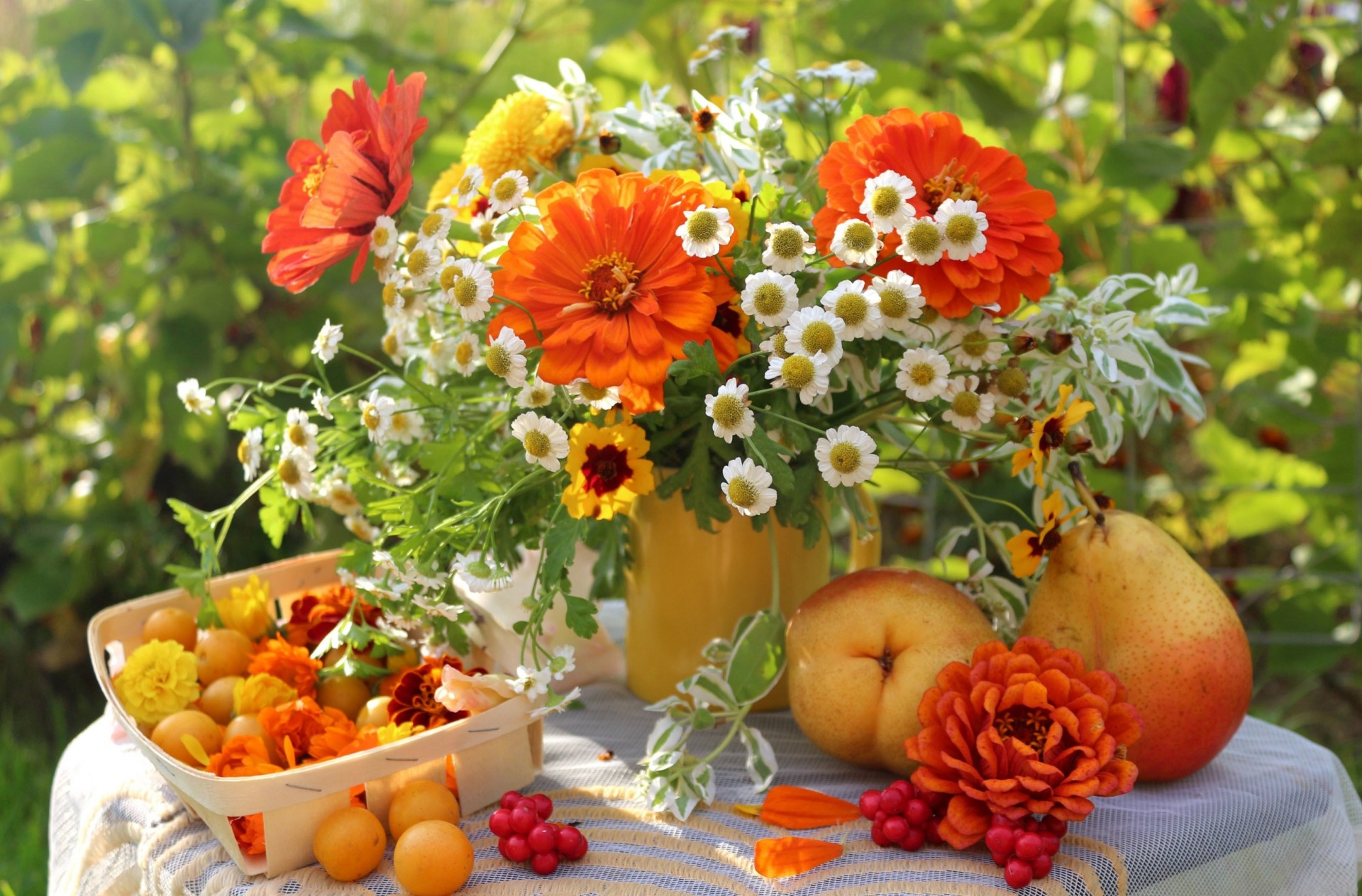 fruits lit poires jardin d été table fleurs prune. bouquet sur