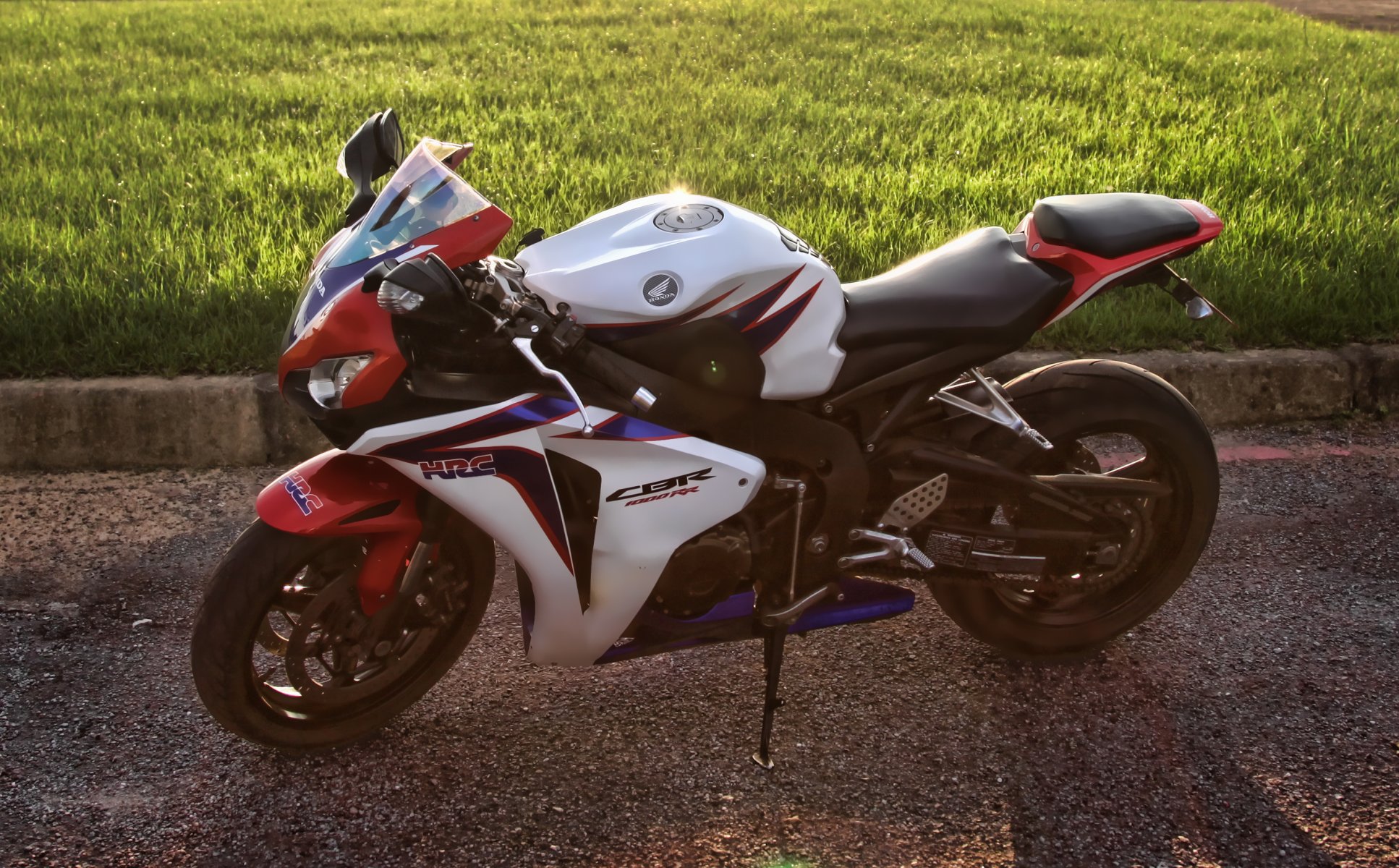 honda cbr1000rr weiß fahrrad supersport honda sibirien seitenansicht schatten gras rasen