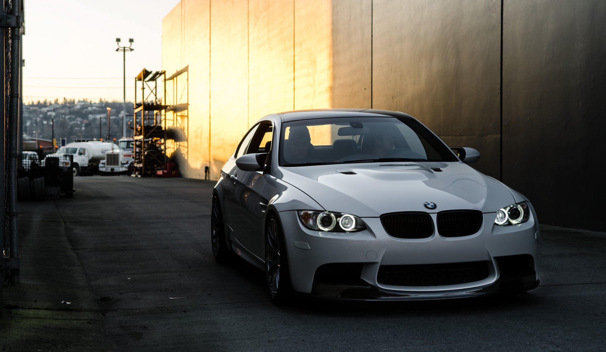 bmw m3 e92 weiß bmw vorderansicht reflexion gasse himmel lichter