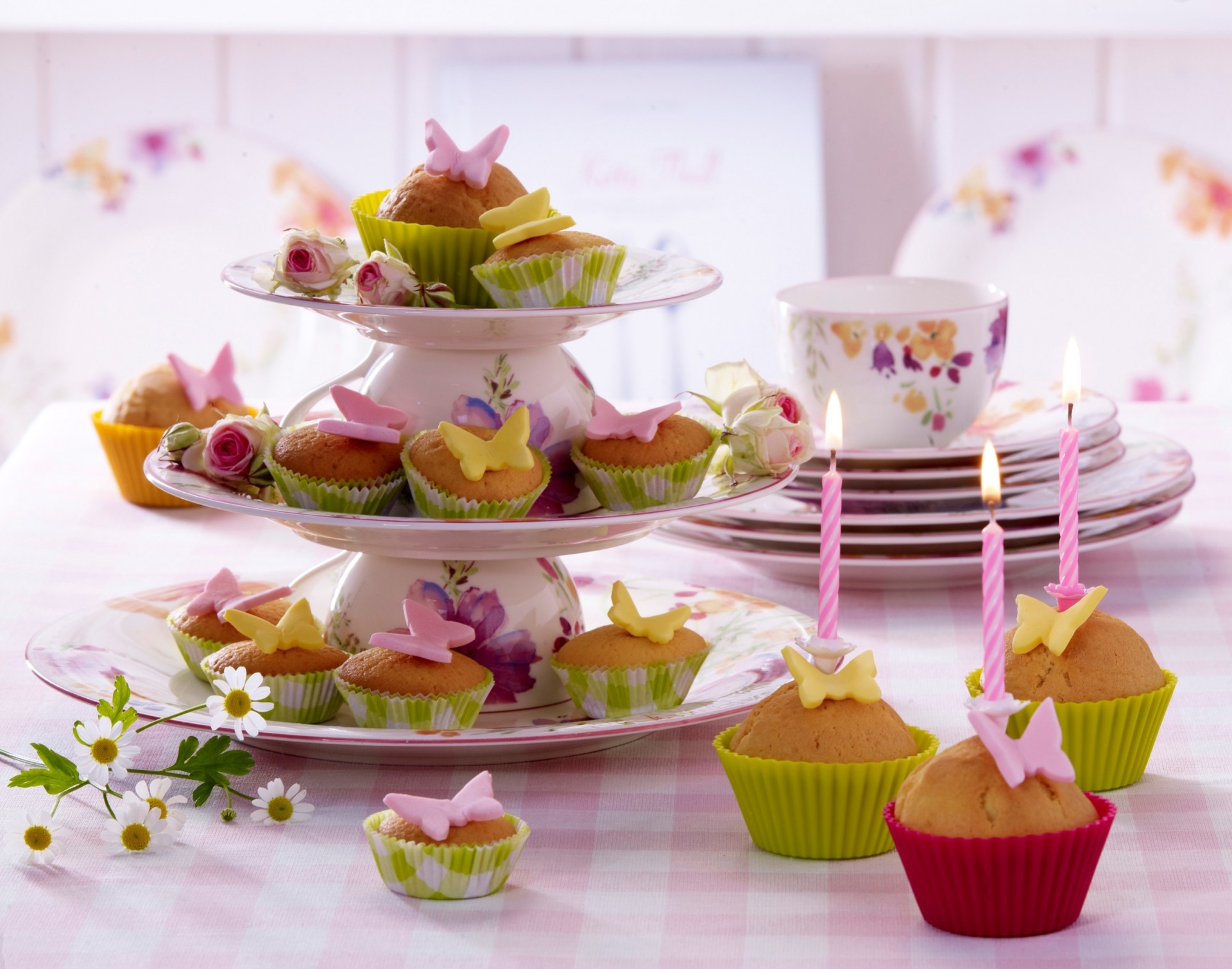 süß blumen dessert kerzen essen tassen tisch kuchen muffins hintergrundbeleuchtung rosen kuchen schmetterlinge