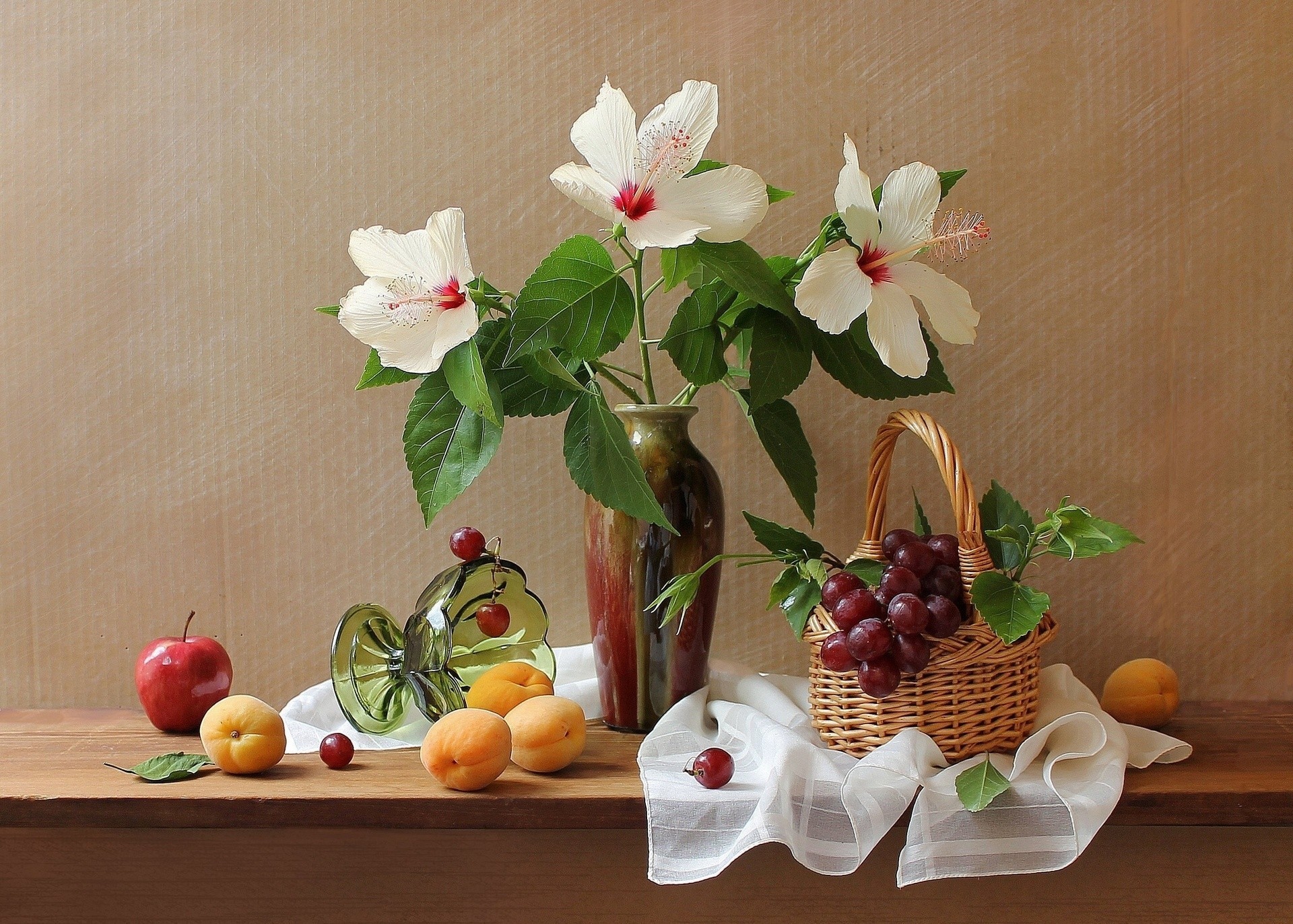 albaricoques uvas cesta florero flores hibisco manzana lodge