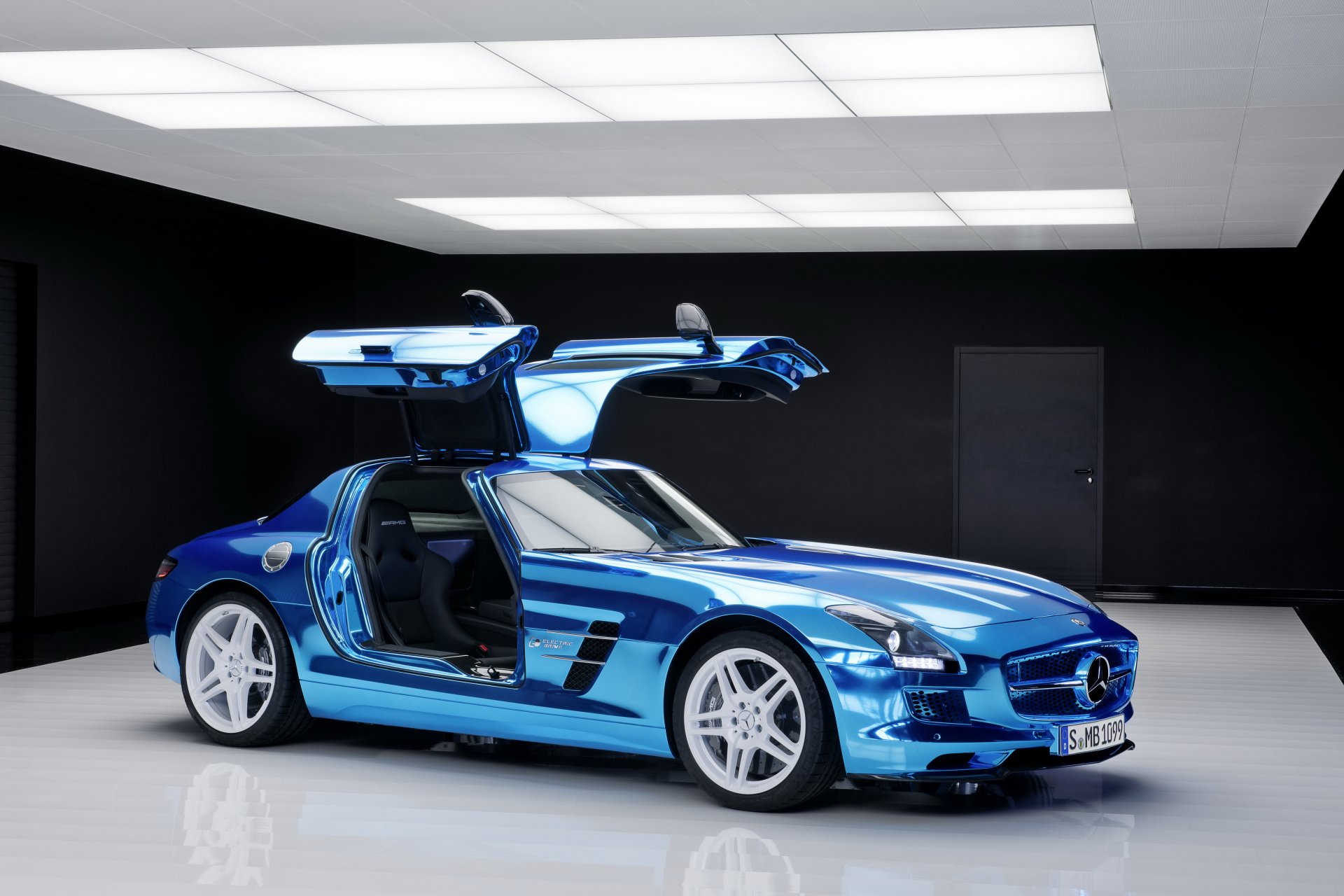 mercedes benz sls amg siłownik niebieski samochód samochody mercedes drzwi salon