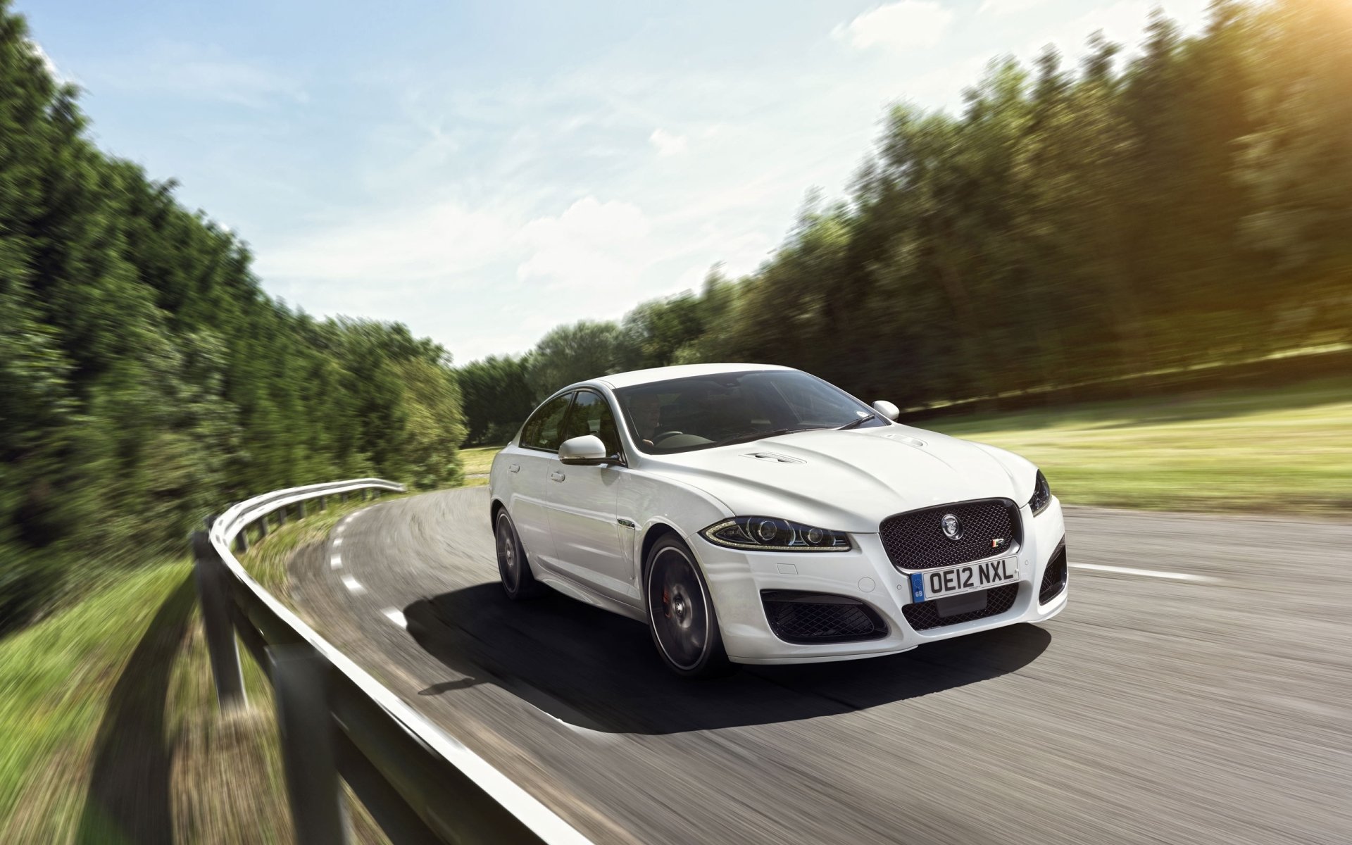 jaguar xfr geschwindigkeit jaguar xfr limousine weiß front straße bäume himmel