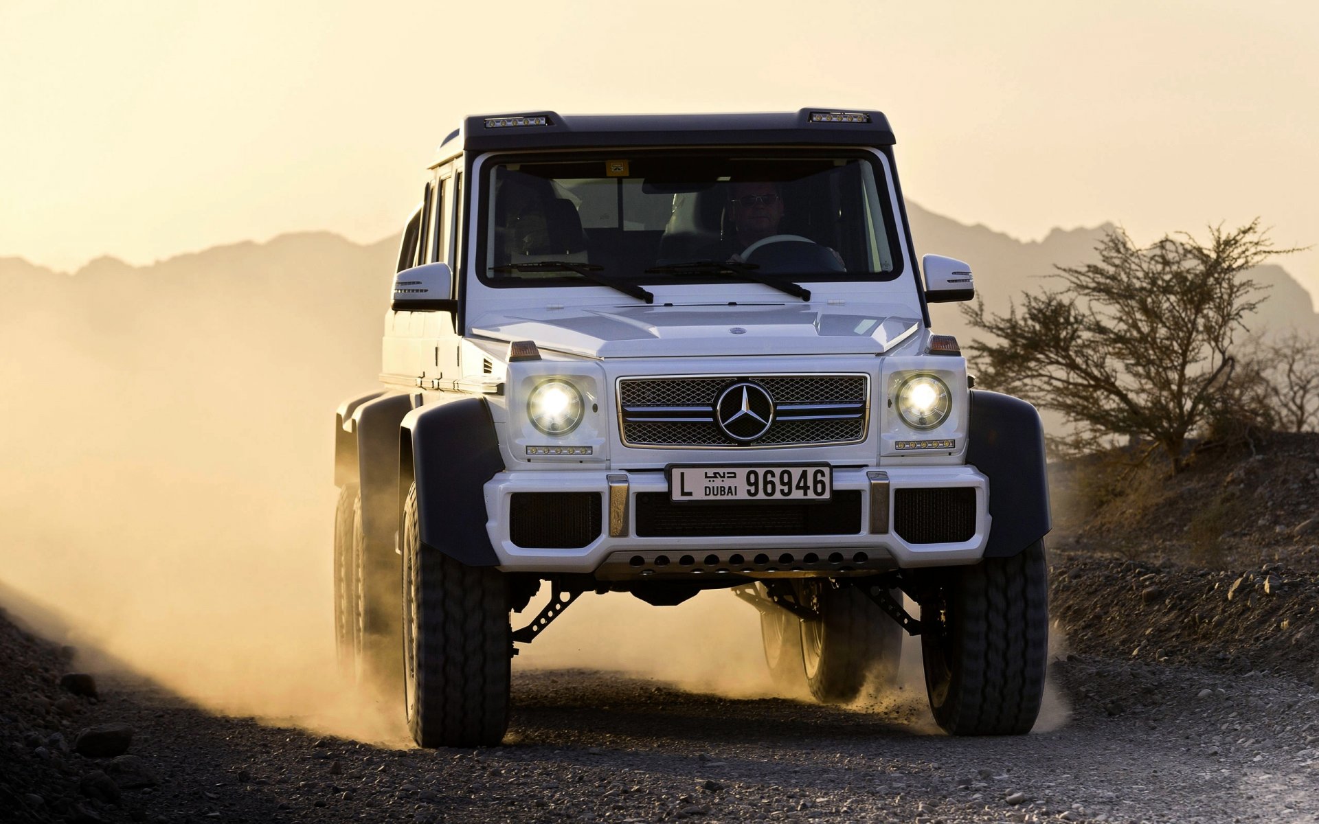 mercedes-benz g63 amg 6x6 suv mercedes avant blanc logo