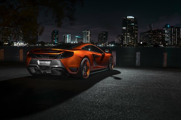 Der mclaren mp4 -vx Supersportwagen. Orange McLaren in der Nacht