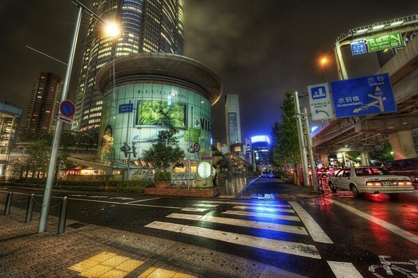 Via della città giapponese con illuminazione notturna multicolore