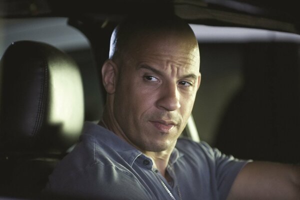 Vin Diesel dans la voiture dans l obscurité