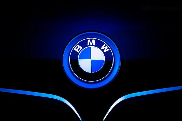 Bmw-Auto-Logo auf schwarzem Hintergrund