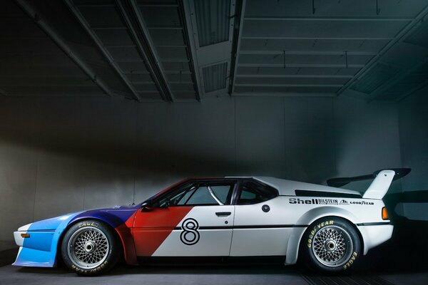 Bmw M1 coupé bandera y ocho en el lado