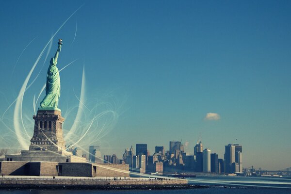 Estatua de la libertad en nueva York con buen tiempo