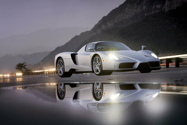 Ferrari blanco. Super coche eclosión en el agua