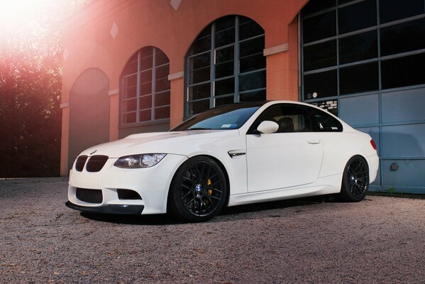 Hermoso coche blanco BMW en el fondo de las ventanas panorámicas