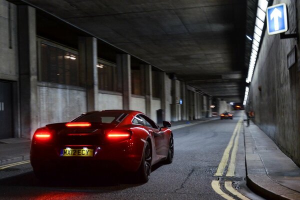 Voiture rouge mclaren mp4-12C