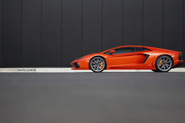 Оранжевый премиальный автомобиль lamborghini aventador