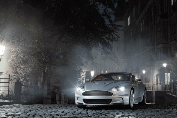 Voiture grise dans la rue de la ville de nuit