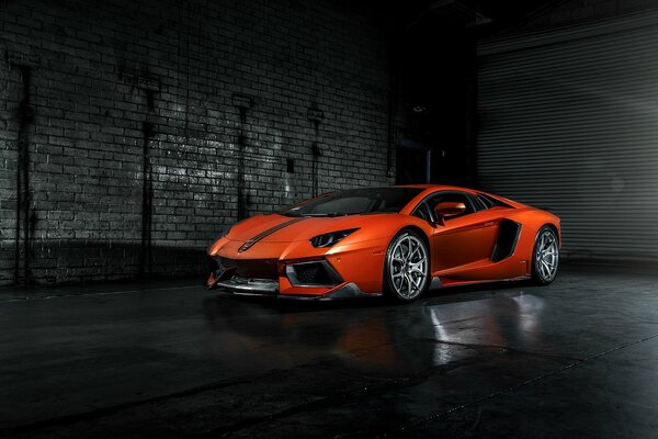 Orange Lamborghini Aventador dans le garage