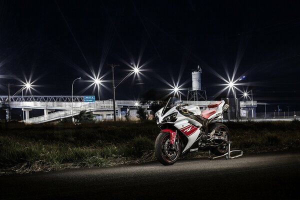 Moto roja y blanca en las luces de la ciudad nocturna