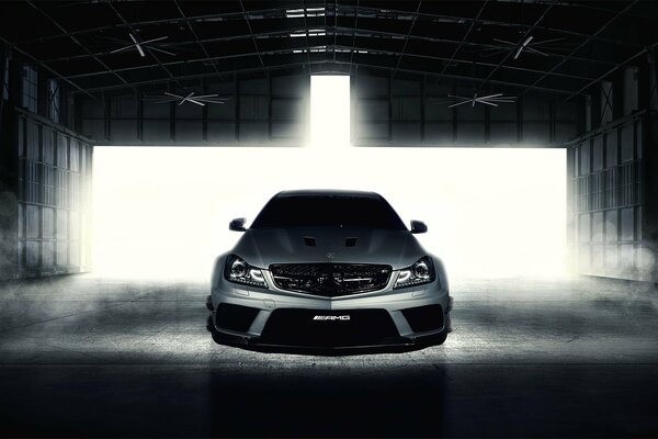 Foto integrale di auto in bianco e nero in garage