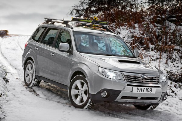 Offroad-Auto auf einer verschneiten Straße