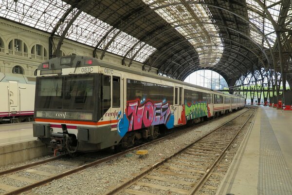 Graffiti-Zug am Nachmittag am Bahnhof