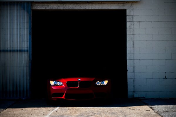 La BMW rossa esce dal garage