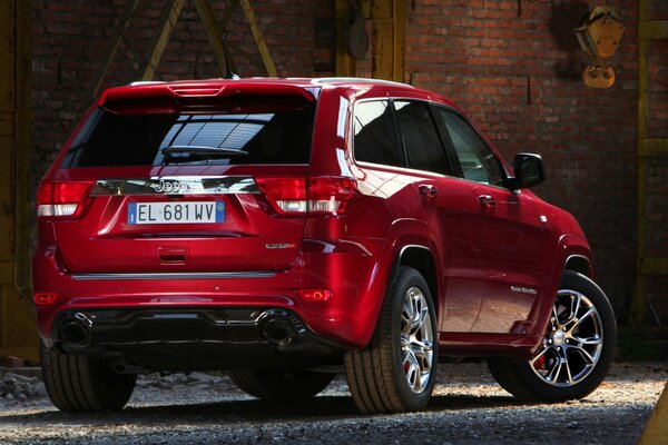 Ein rotes Auto. Schönes Auto. Jeep. Ein roter Jeep. maschine für mädchen