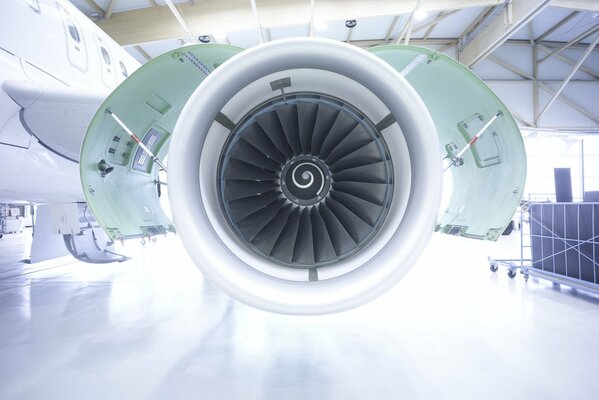 Hermosa vista de las palas de la turbina del avión