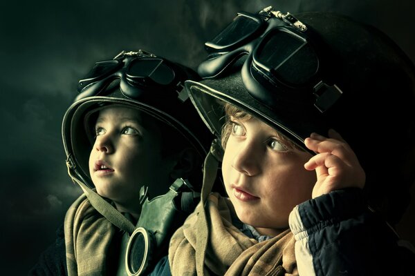 Due ragazzi in caschi e occhiali da sole