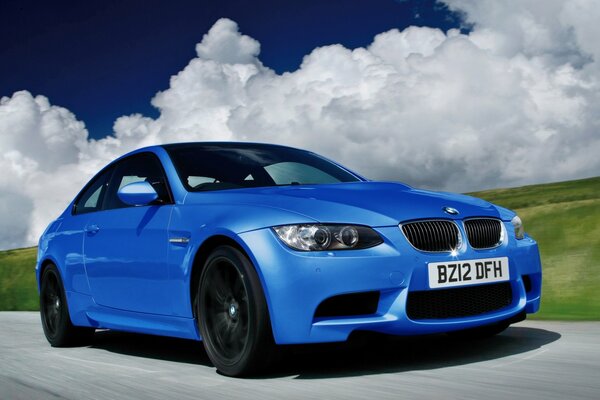 Weiße Wolken bedecken das BMW Coupé