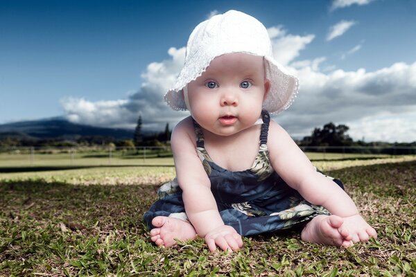 Pequeño bebé en la naturaleza