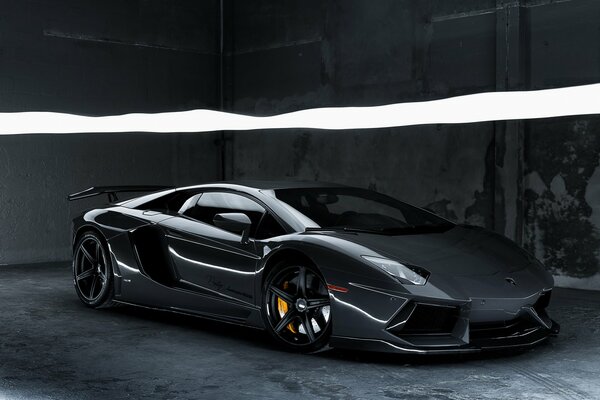 Deportivo negro brillante Lamborghini Aventador