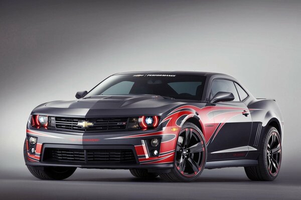 Voiture noire avec autocollants rouges chevrolet camaro