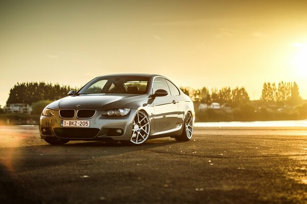 Grauer BMW bei goldenem Sonnenuntergang