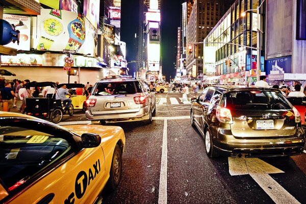 El tráfico en la ciudad nocturna es fascinante