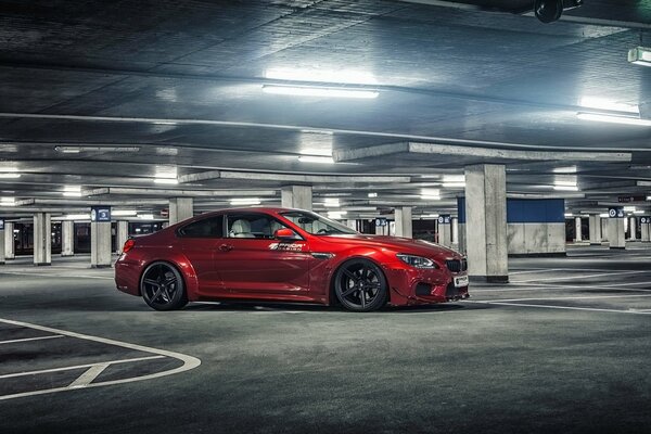 Bmw rouge dans un parking souterrain