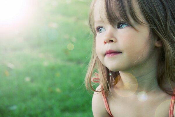 Portrait d une jeune fille en Azur ensoleillé