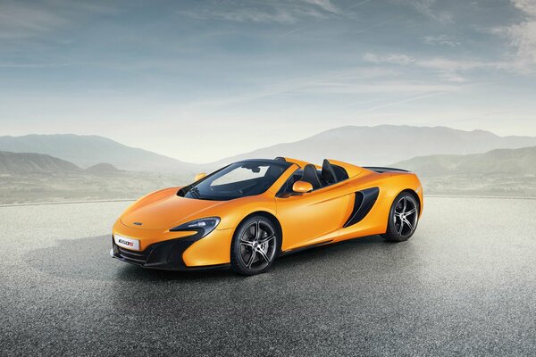 McLaren naranja, foto de fondo de las montañas