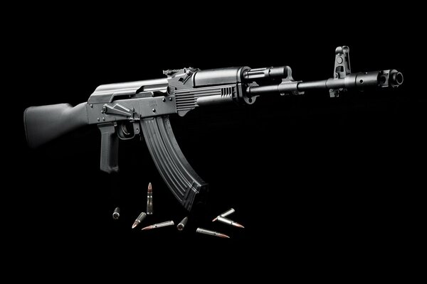 AK-103 sobre un fondo negro con cartuchos