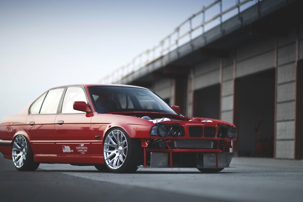 BMW E34 rouge sans capot et pare-chocs avant