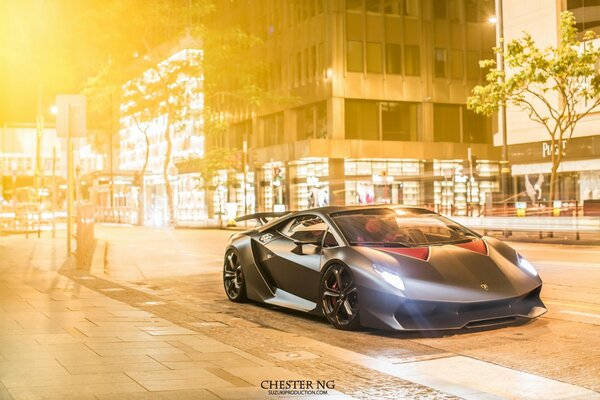 Ein Lamborghini vor dem Hintergrund einer gelben Blüte fährt die Straße der Metropole entlang