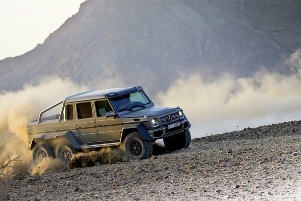 Gris mercedes-benz g63 6x6 dans la poussière