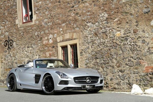 Mercedes sur le fond d un ancien bâtiment