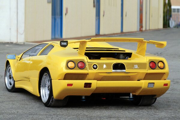 Lamborghini Diablo amarillo. Vista posterior