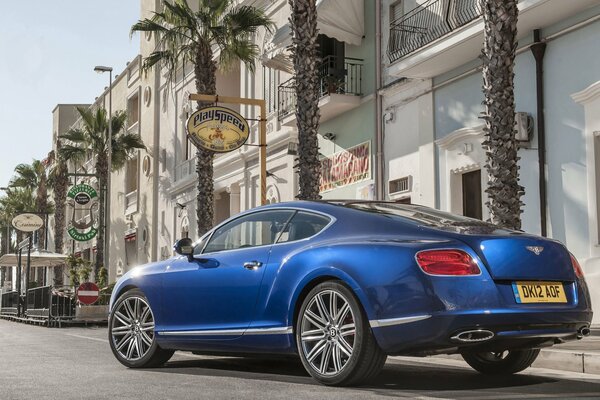 Bentley coupé, bleu avec la vieille ville