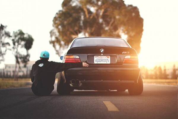 BMW Coupé Kerl in einer Kappe