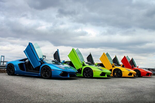 Supercar multicolori con porte aperte